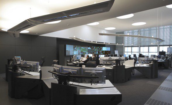 POSTE DE TRAVAIL MULTI-ECRANS SALLE DE CRISE MINISTERE DE L'INTERIEUR