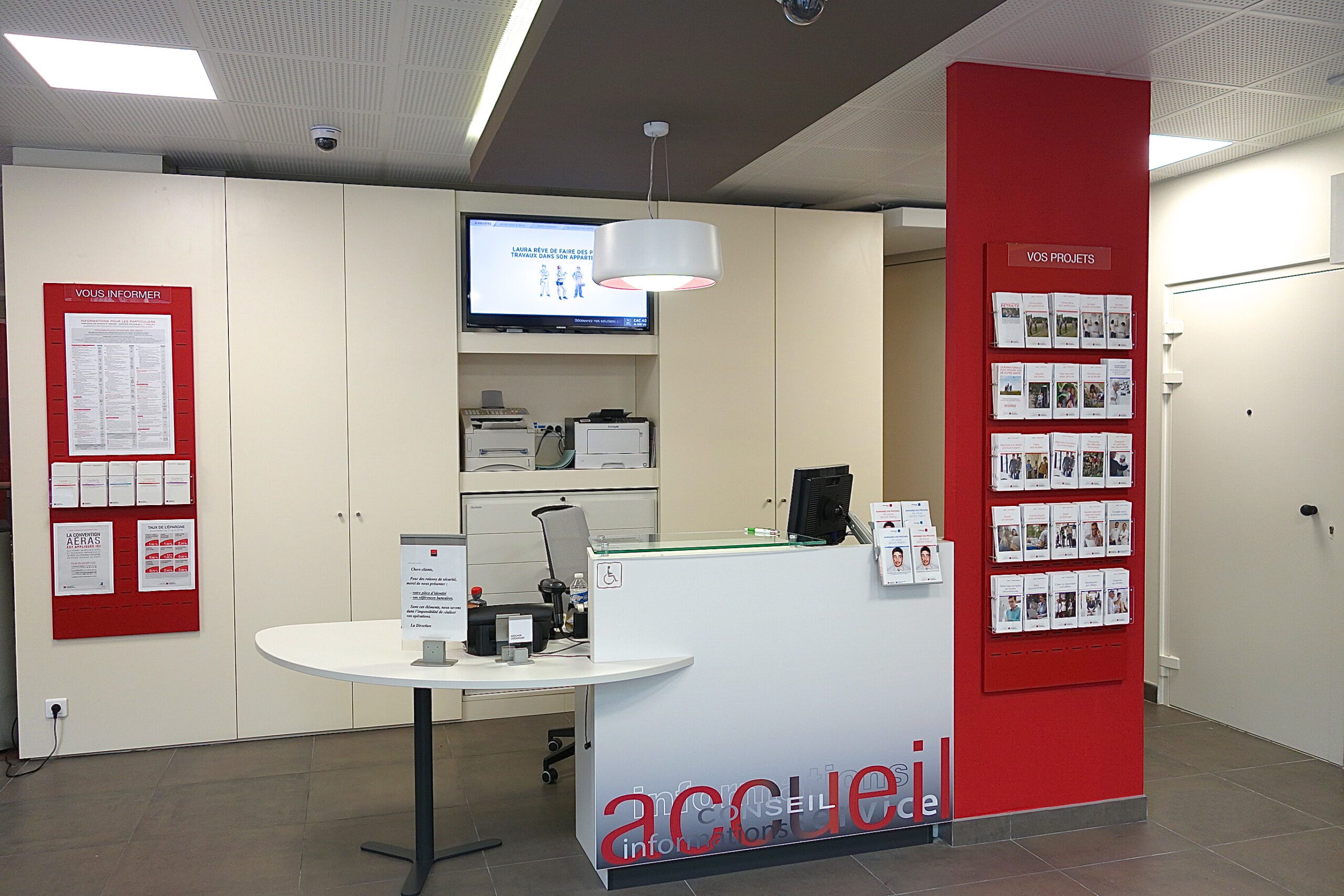 Mobilier sur mesure pour accueil agences bancaires Société Générale banque d'accueil