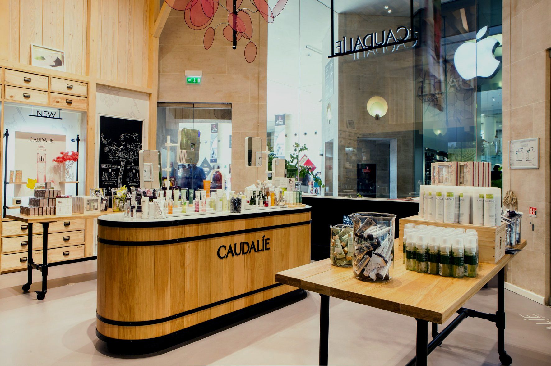 Bar beauté en chêne massif magasin Caudalie®