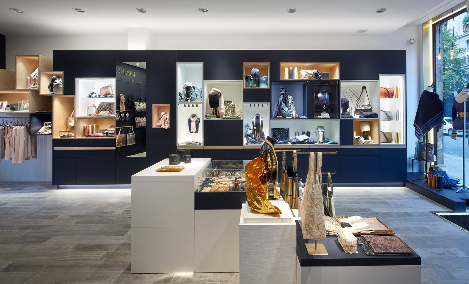 Mobilier sur mesure et agencement magasin de vêtements et accessoires