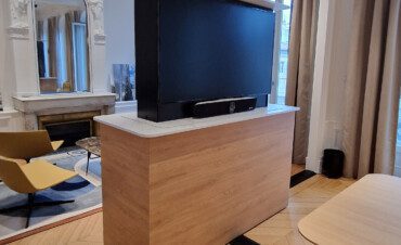MOBILIER SUPPORT ECRAN RETRACTABLE SORTI