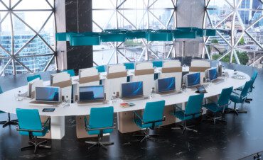 TABLE DE FORMATION AVEC ECRANS RETRACTABLES I-RISE