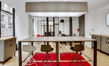 TABLE HAUTE SUR MESURE POUR ACCUEIL CLIENTS PROFESSIONNELS SOCIETE GENERALE