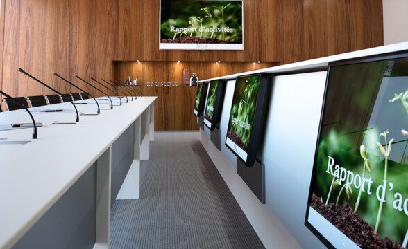 Totem central avec écrans de retour Lifty®