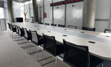 TABLE SALLE DE CRISE CHAINE TV