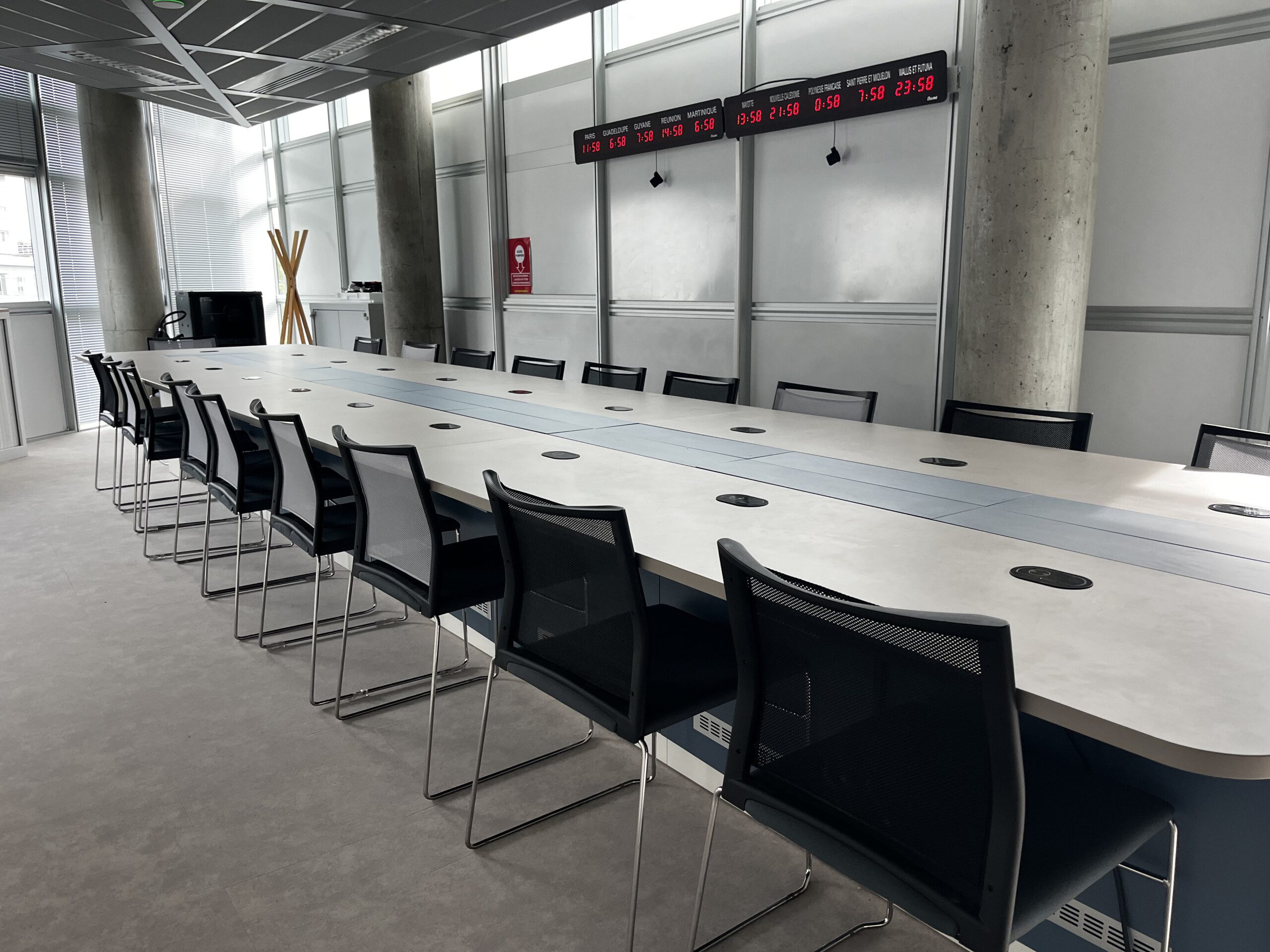 TABLE SALLE DE CRISE CHAINE TV