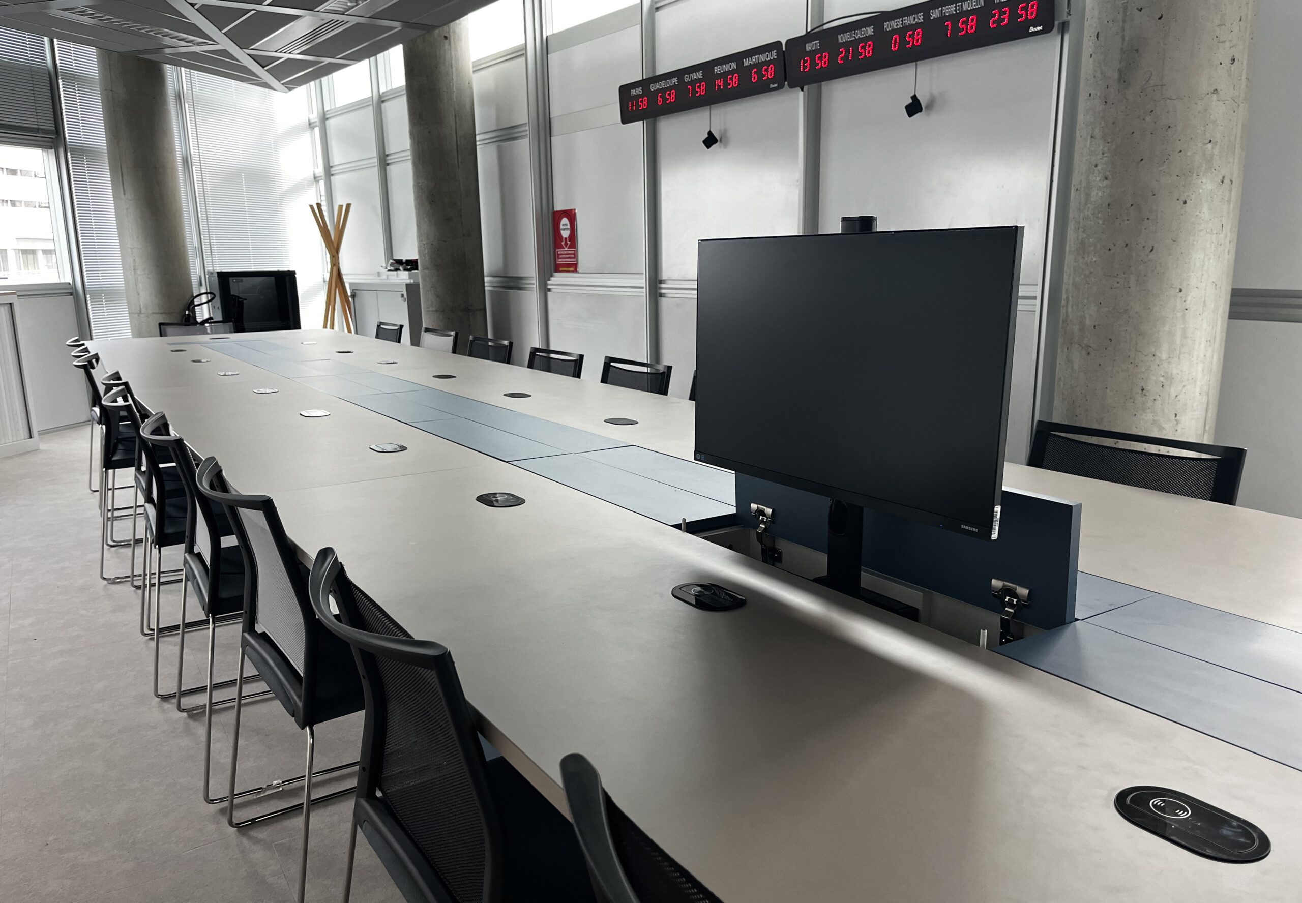 TABLE SALLE DE CRISE ECRAN SORTI 